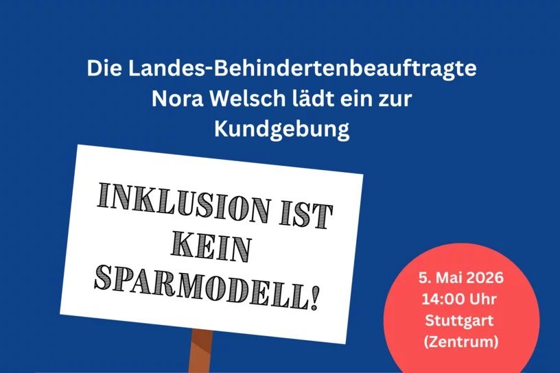 Blaues Banner mit der Aufschrift "Die Landesbehindertenbeauftragte Nora Welsch l&auml;dt ein zur Kundgebung", im Vordergrund ist ein Protestbanner zu sehen mit der Aufschrift "Inklusion ist kein Sparmodell!".