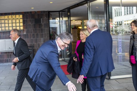 Menschen am Eingang der Liederhalle, darunter Minster Manfred Lucha im Vordergrund, hinter ihm Verena Bentele.