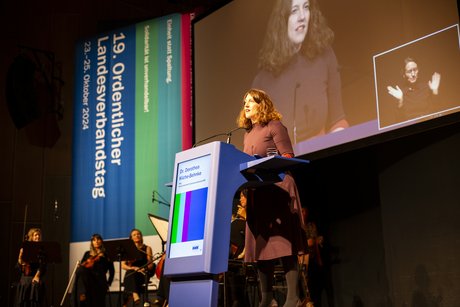Dr. Dorothea Kliche-Behnke auf der Bühne und hält eine Ansprache am Podium.