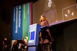 Dr. Dorothea Kliche-Behnke auf der Bühne und hält eine Ansprache am Podium.