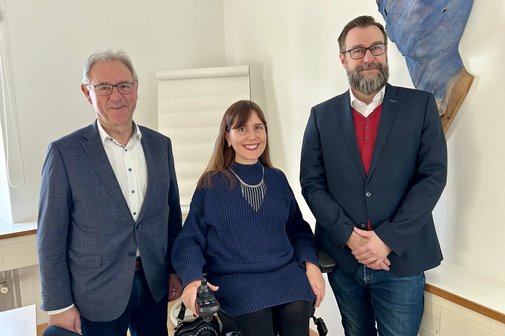 Aufnahme der Landesbehindertenbeauftragte Nora Welsch in der Mitte, an ihrer Seite (rechts) Ronny H&uuml;bsch und links Hans-Josef Hotz.