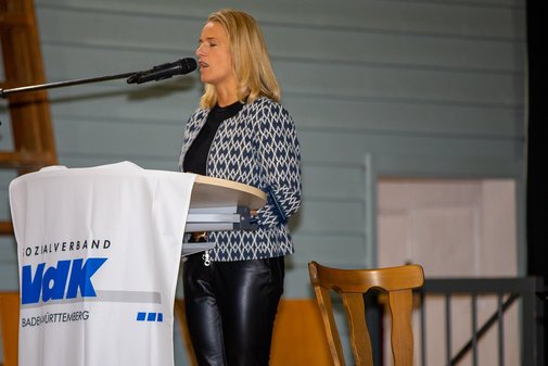 Verena Bentele spricht am Podium ins Mikrofon