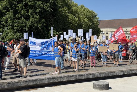 Demonstrationszug mit Fahnen und Bannern zieht durch die Stra&szlig;en von Karlsruhe.