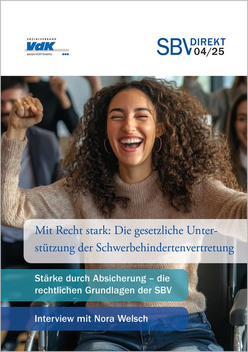 Cover des Magazins SBVdirekt Ausgabe 04 von 20025 - eine lockige Frau ist zu sehen, die jubelt. Auf dem Cover steht: "Mit Recht stark: Die gesetzliche Unterstützung der Schwerbehindertenvertretung", "Stärke durch Absicherung – die rechtlichen Grundlagen der SBV" und "Interview mit Nora Welsch", rechts oben ist das Logo von SBVdirekt zu sehen.