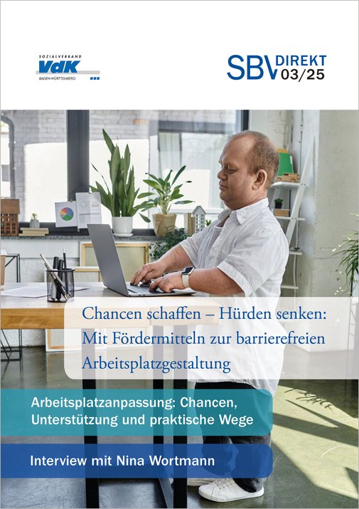 Cover von SBVdirekt Ausgabe 03/2025 - ein kleinwüchsiger junger Mann arbeitet im Home Office an seinem Laptop, im Hintergrund ist eine Küche zu sehen. Aufschrift auf dem Cover: "Chancen schaffen - Hürden senken: Mit Fördermitteln zur barrierefreien Arbeitsplatzgestaltung"