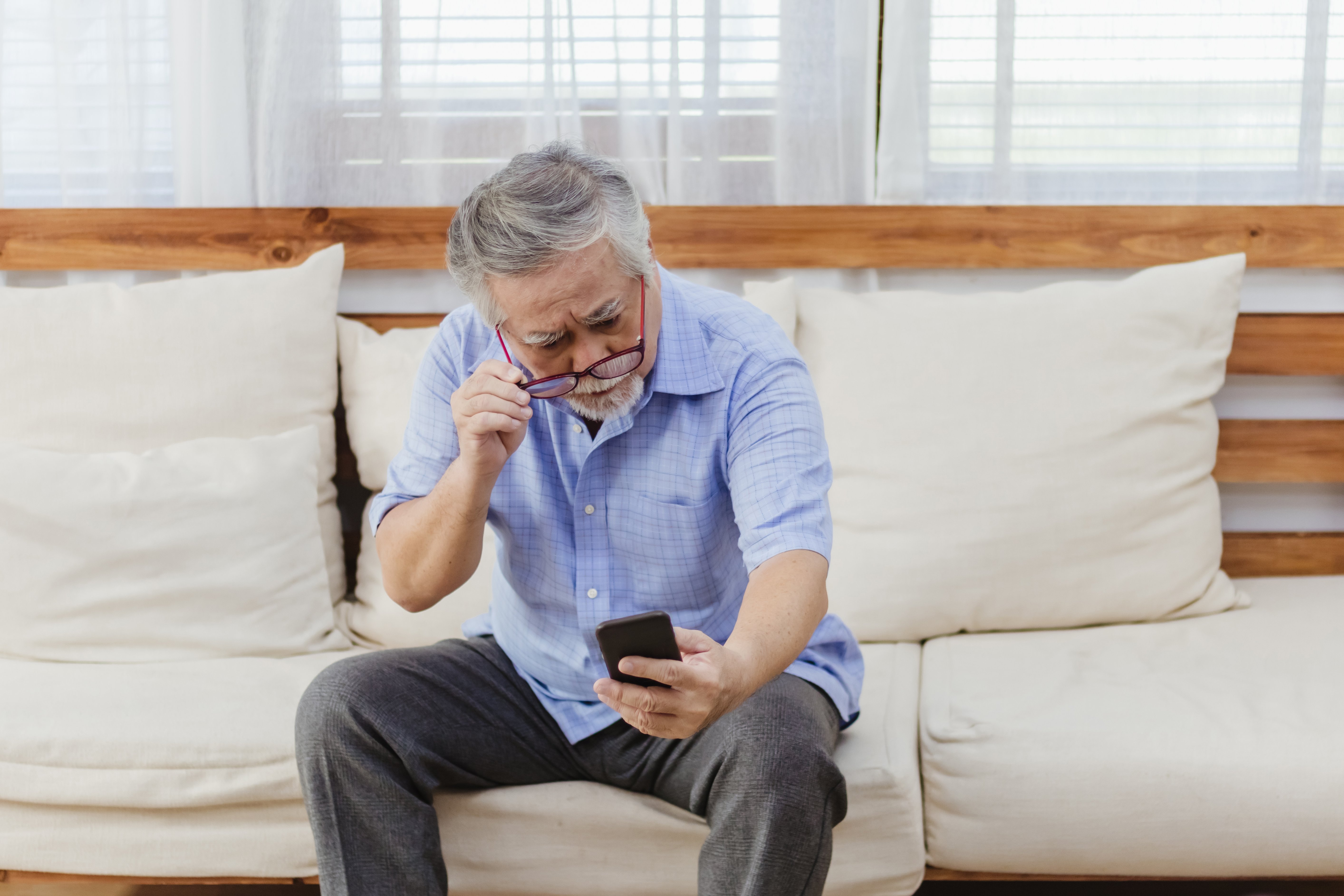 Ältere männliche Sehstörungen im Ruhestand oder verschwommenes Sehen im Alter
