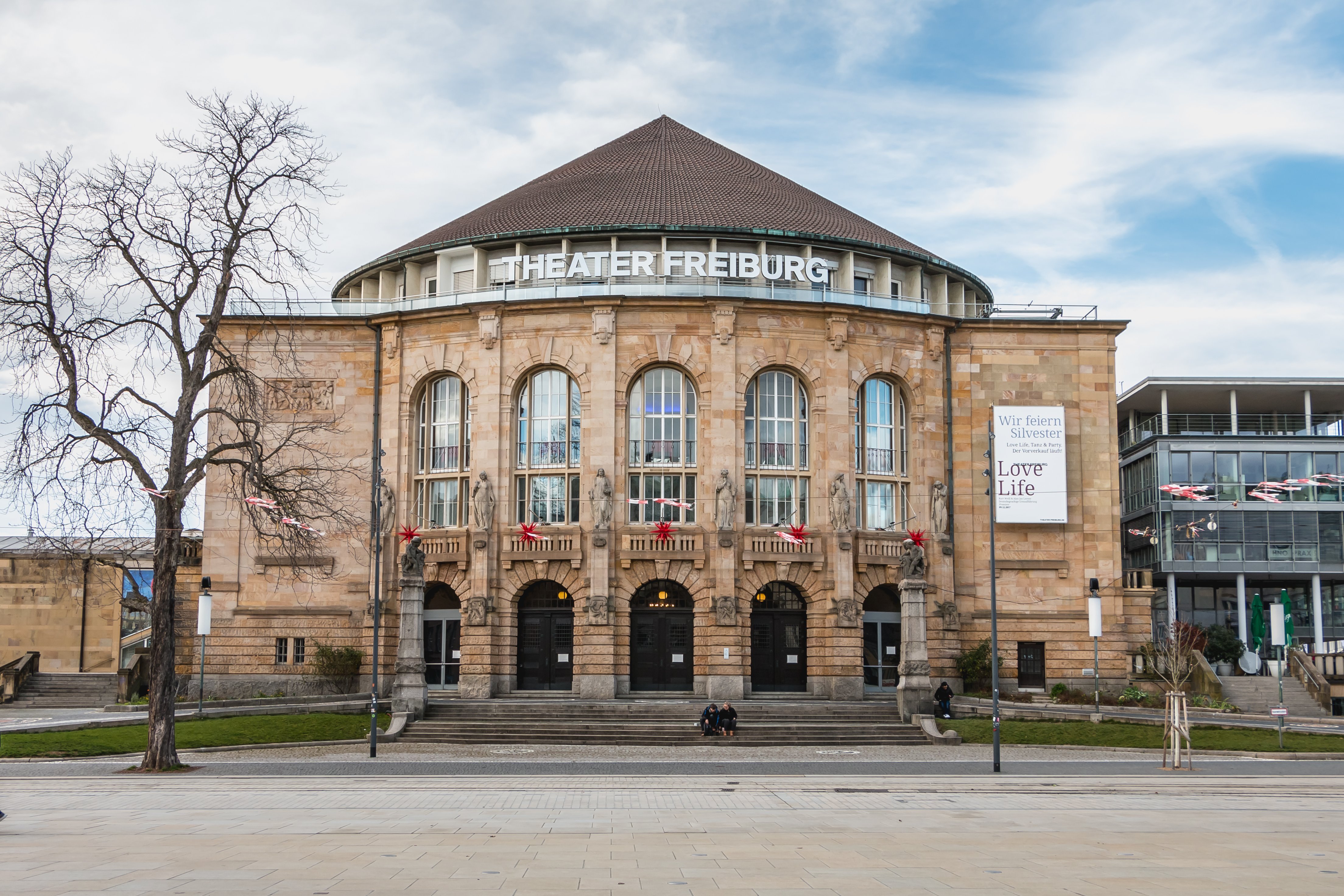 Au&szlig;enansicht auf das Theater Freiburg