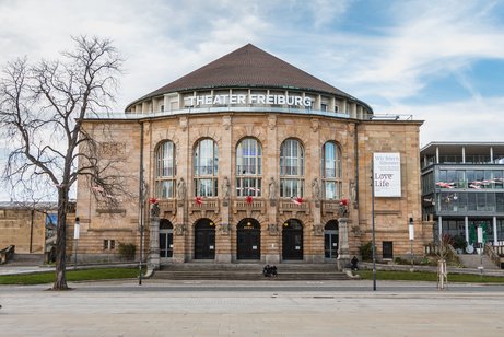 Au&szlig;enansicht auf das Theater Freiburg