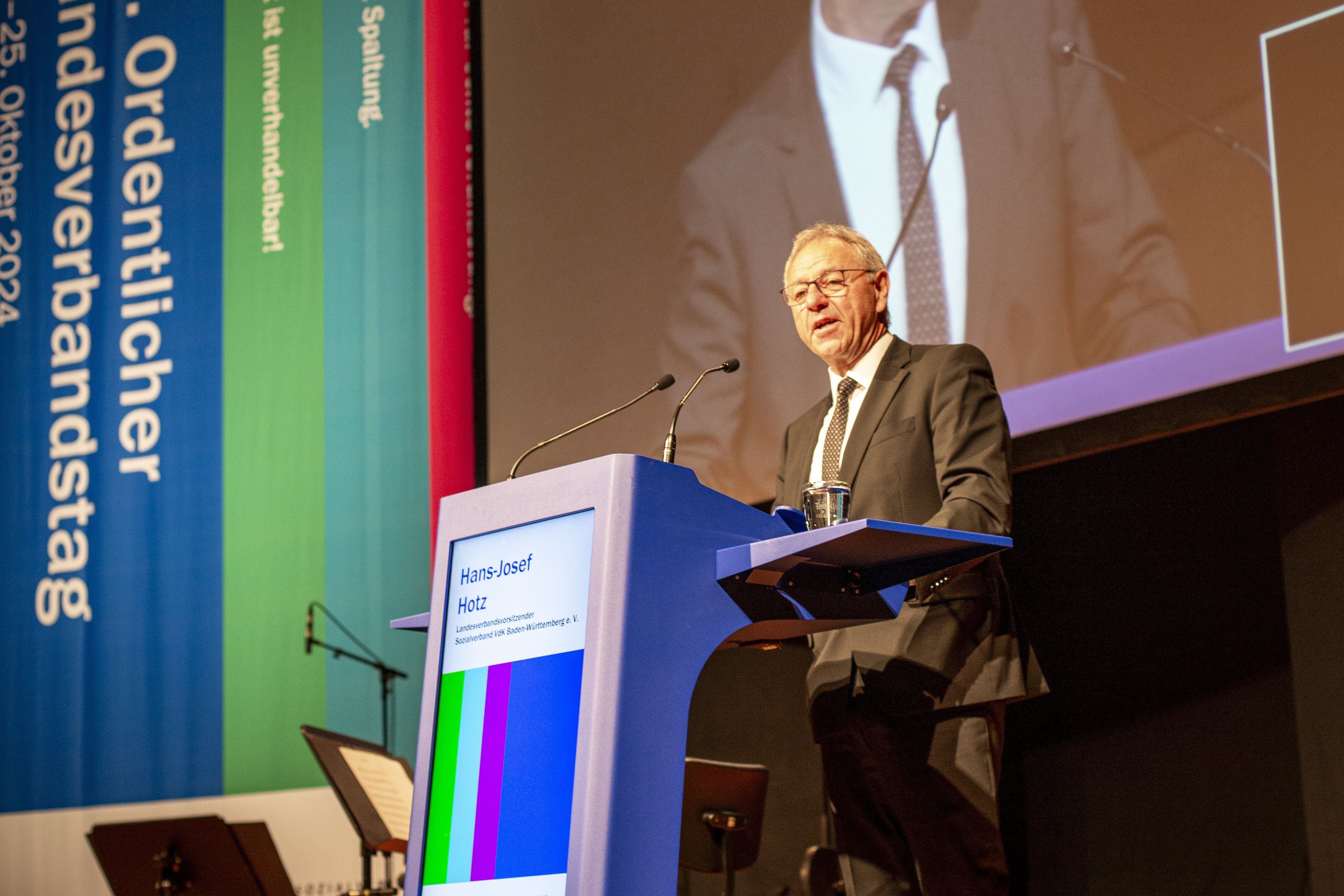 Hans-Josef Hotz auf der Bühne am Rednerpult bei der feierlichen Abschlussveranstaltung des Landesverbandstages 2024