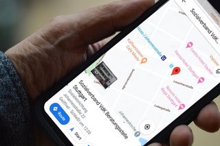 Jemand sucht über sein Smartphone und die App "Google Maps" nach der Wegbeschreibung zum Sozialverband VdK Beratungsstelle Stuttgart