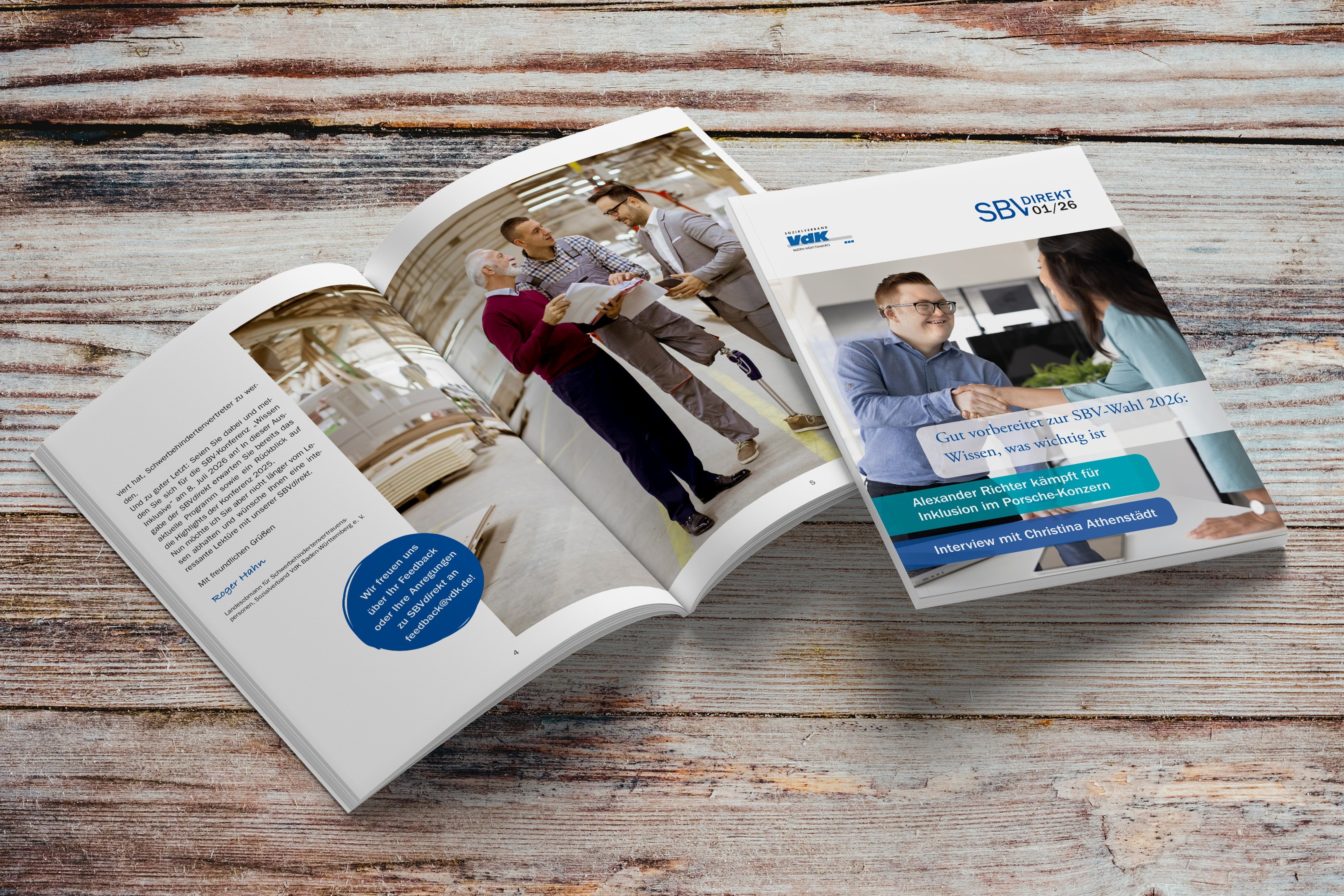 Ein aufgeschlagenes Magazin von SBVdirekt auf einem Holztisch, direkt daneben liegt eine weitere Ausgabe des Magazins, wobei das Cover zu sehen ist. 