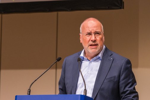 VdK-Gesundheitstag 2025 AOK Johannes Bauernfeind Johannes Bauernfeind spricht am Rednerpult ins Mikrofon