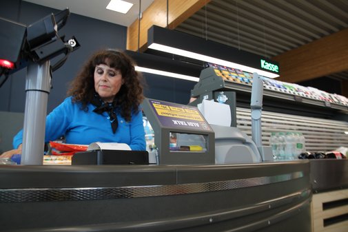 Behinderung im Job Hörbehinderung arbeiten im Verkauf Renate Lüdke arbeitet an der Kasse