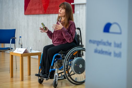 Bad Boll SBV-Konferenz 2025 Nora Welsch Nora Welsch, Beauftragte für die Belange von Menschen mit Behinderungen, referiert auf der Bühne.