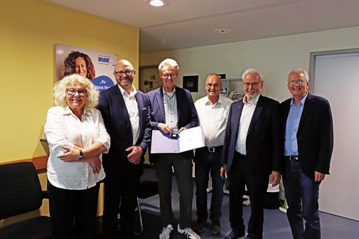 Aufnahme des Geehrten Ullrich von Kirchbach mit seinem Nachfolger Roland Meder in der der VdK-Beratungsstelle Freiburg, rechts und links neben ihnen stehen Frauenvertreterin Marlene Foser-Oberle, VdK-Kreisvorsitzender Werner Widmann sowie Bezirksvorsitzender Ernst Schilling und Bezirksgesch&auml;ftsf&uuml;hrer Klaus-Martin Weih.
