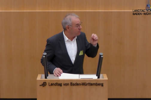 Hans-Josef Hotz spricht am Podium im Landtag von Baden-W&uuml;rttemberg.
