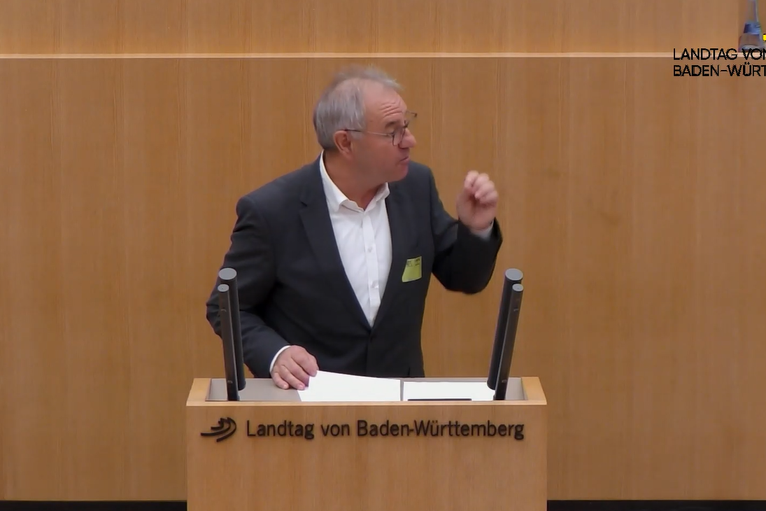 Hans-Josef Hotz spricht am Podium im Landtag von Baden-W&uuml;rttemberg.