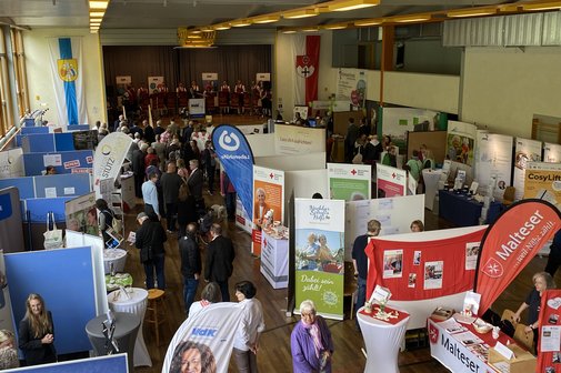 Blick auf die Ausstellung beim Grünsfelder Gesundheitstag im Jahr 2023. Viele Stände von verschiedenen Ausstellern sind zu sehen, die Menschen bewegen sich durch die Gänge.