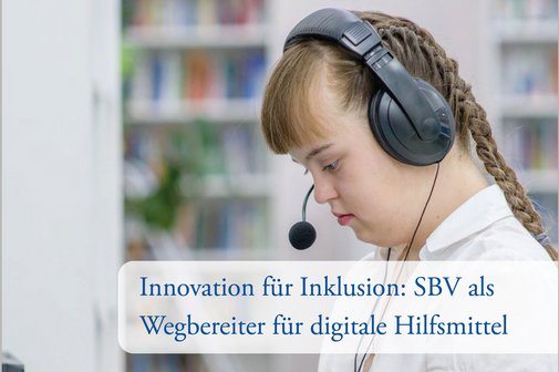 Titelbild des E-Magazins SBVdirekt 02/2026, rechts ist das Logo von SBVdirekt zu sehen, links das Logo des Sozialverbandes VdK. Auf dem Cover ist eine junge Frau zu sehen, mit einem Headset auf dem Kpof, sie arbeitet an einem Computer und tippt in die Tasten.