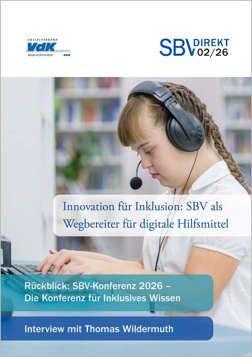 Titelbild des E-Magazins SBVdirekt 02/2026, rechts ist das Logo von SBVdirekt zu sehen, links das Logo des Sozialverbandes VdK. Auf dem Cover ist eine junge Frau zu sehen, mit einem Headset auf dem Kpof, sie arbeitet an einem Computer und tippt in die Tasten.
