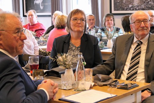 Roland Hailer und Tanja Fischer Kreisverband Lahr Roland Hailer (rechts) sitzt am Tisch und blickt auf die Bühne, links neben ihm sitzt Tanja Fischer, die ebenfalls das Geschehen am Rednperpult verfolgt.