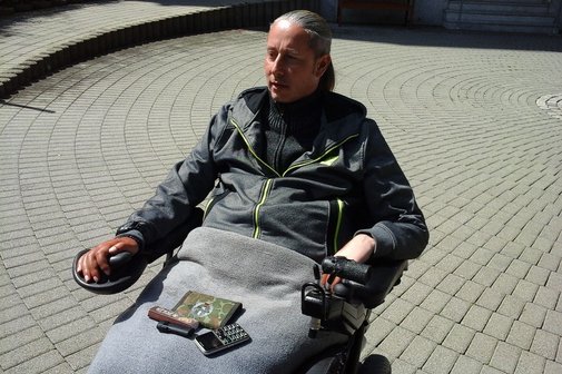 VdK-Vorstandsmitglied Berthold Werner sitzt in seinem Rolli