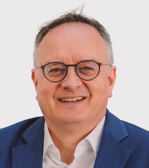 Portrait von Andreas Stoch (SPD) auf weißem Hintergrund