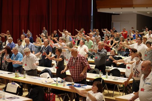 Bei der Aktivpause machen die Teilnehmerinnen und Teilnehmer kleine Turnübungen nach
