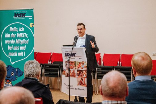 VdK-Informationsveranstaltung LTW 2026 in Mulfiingen Redner Dr. Tim Breitkreuz spricht ins Mikrofon am Rednerpult, vor ihm sind auf Sitzplätze Zuhörer von hinten zu sehen.