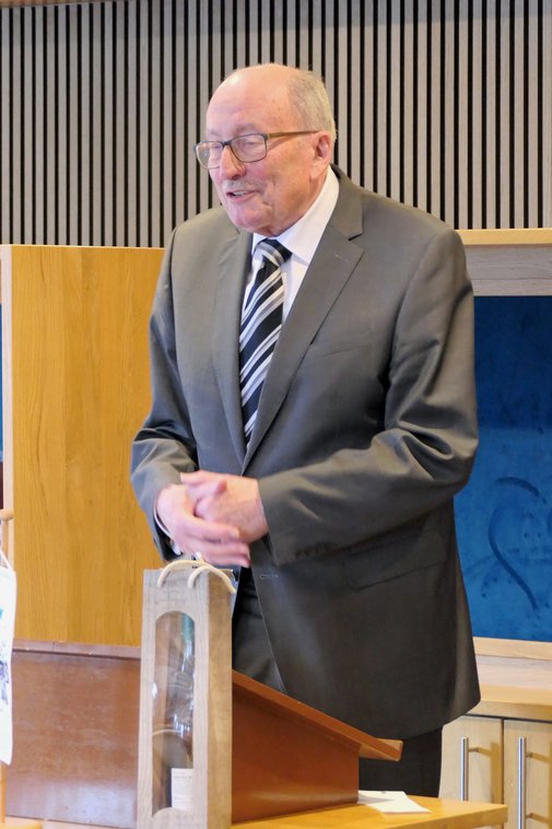 Roland Hailer Kreisvorsitzender in Lahr Roland Hailer am Rednerpult, er spricht bedächtig und verschränkt dabei die Hände.