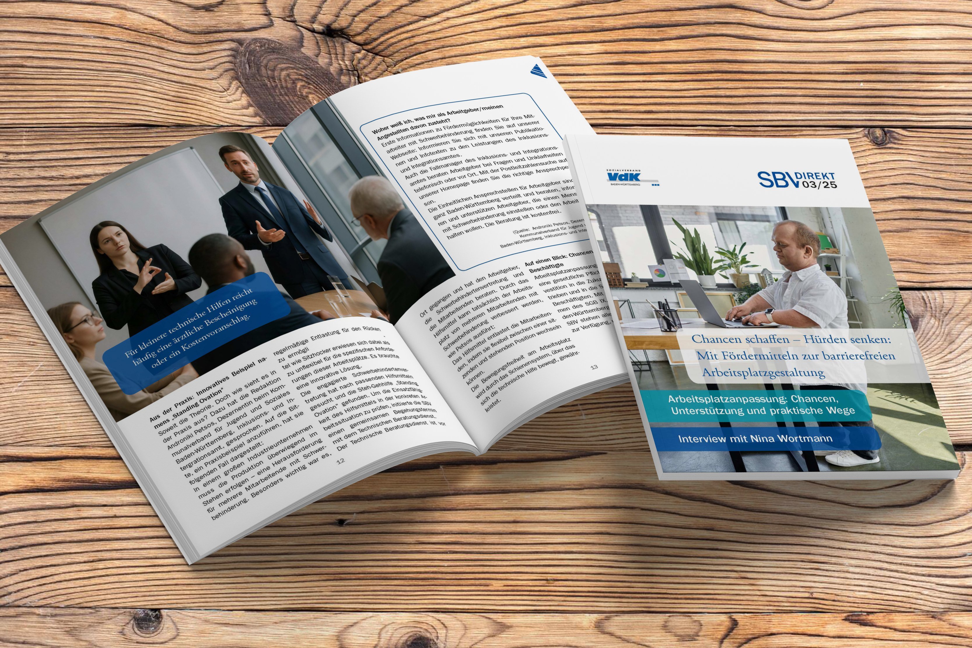 Blick auf einen Holztisch, darauf liegt eine Ausgabe von SBVdirekt 03/25 und daneben ein weiteres Exemplar, dessen Seiten allerdings aufgeschlagen sind.