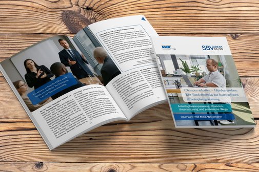 Blick auf einen Holztisch, darauf liegt eine Ausgabe von SBVdirekt 03/25 und daneben ein weiteres Exemplar, dessen Seiten allerdings aufgeschlagen sind.