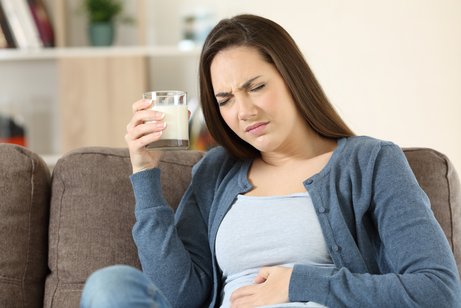 Frau, die an Laktose-Intoleranz leidet