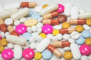Nahaufnahme von zahlreichen bunten Pillen, Medikamenten und Tabletten