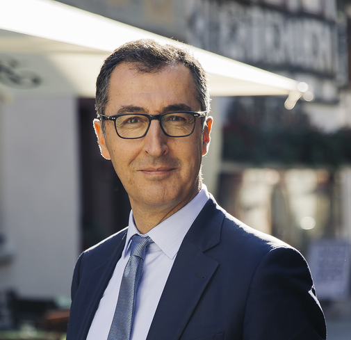Cem Özdemir Portraitaufnahme auf einer Straße