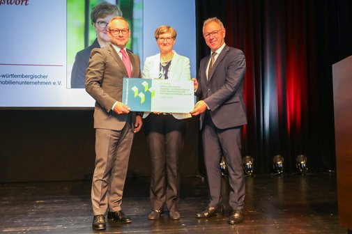 Dr. Iris Beuerle mit Roy Lilienthal (links) und Hans-Josef Hotz auf der Bühne während des Jubiläumsfeier in Sigmaringen.