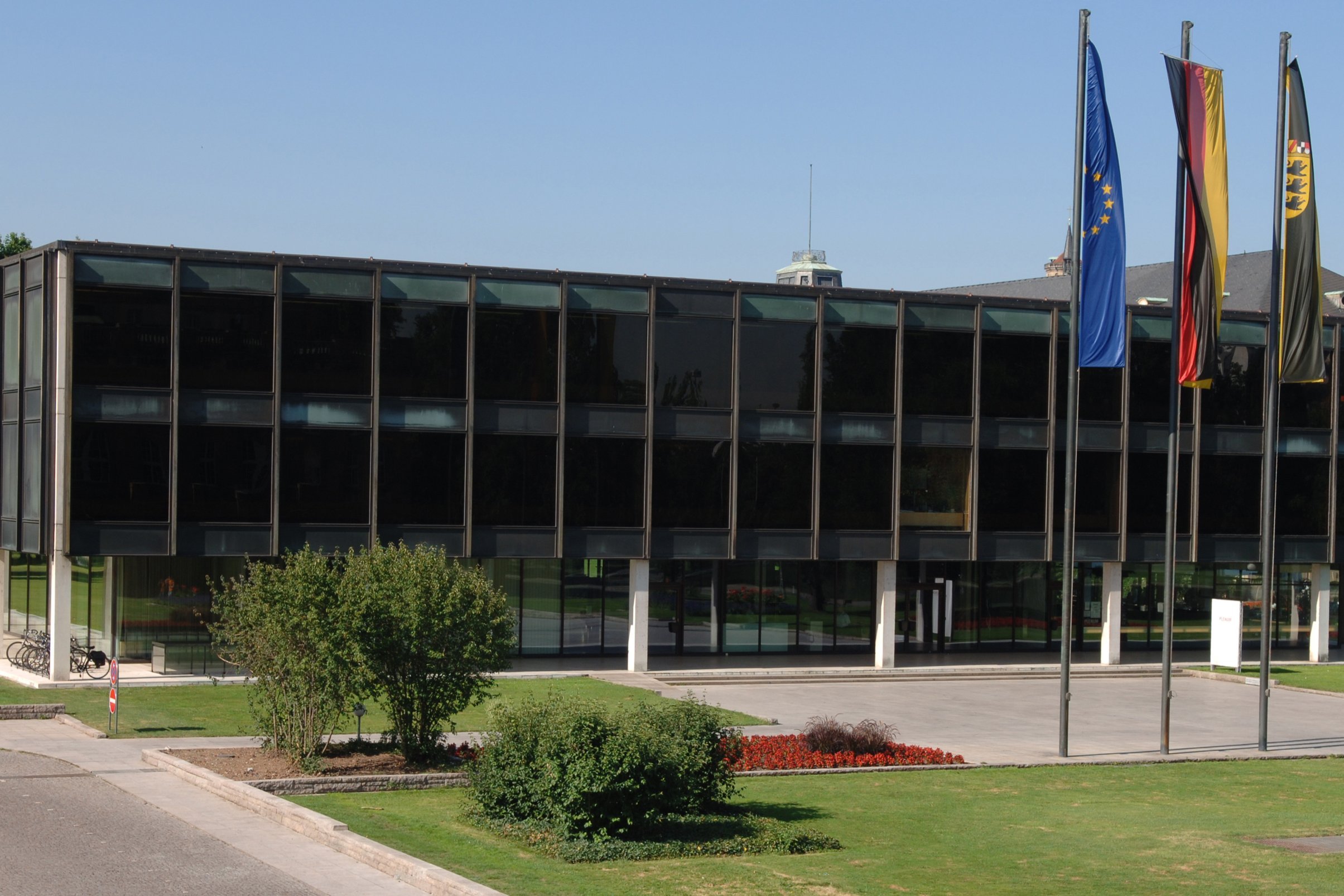 Gleichbehandlungsgesetz Baden-Württemberg Statement Haus des Landtags - Vorderansicht mit Beflaggung