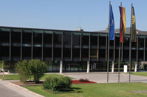 Haus des Landtags - Vorderansicht mit Beflaggung