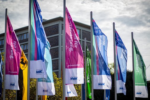 Fahnen in verschiedenen Farben wehen im Wind.