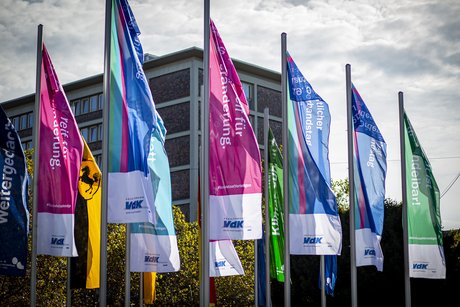 Fahnen in verschiedenen Farben wehen im Wind.