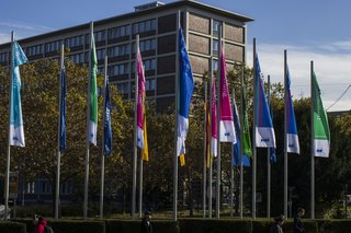 Fahnen des Sozialverbands VdK gehisst vor der Liederhalle