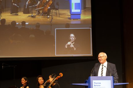 Thomas Schärer am Podium bei seiner Rede auf der Bühne