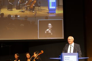 Thomas Schärer am Podium bei seiner Rede auf der Bühne