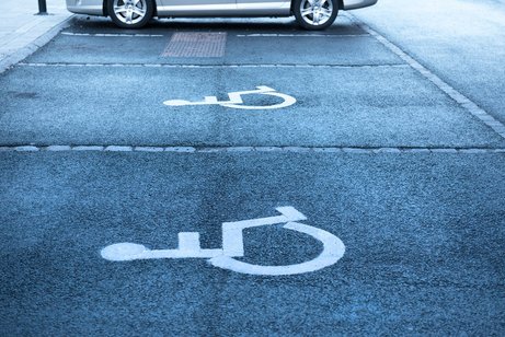 Behindertenparkplatz auf einer Asphaltfl&auml;che