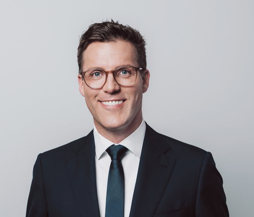 Portrait von Manuel Hagel auf einfarbigem Hintergrund