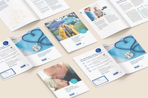 Broschüren VdK Pflege Gesundheit Patientenrechte Verschiedene VdK-Broschüren zu Pflege, Patientenrechte und Vorsorge liegen ausgebreitet auf einem Tisch.