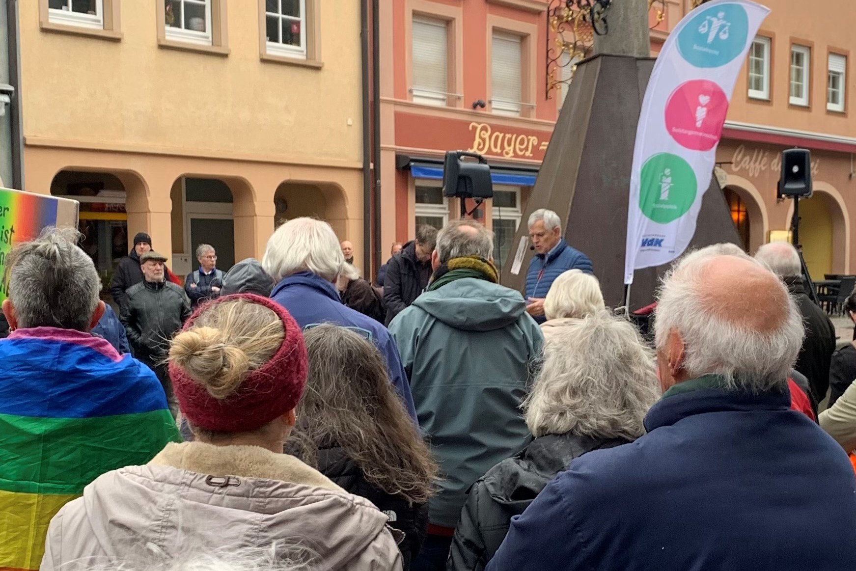 Demonstration in Waldkirch, mehrere Menschen verfolgen die politsche Rede von Herrn Volkers.