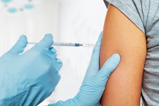 Impfung in Oberarm