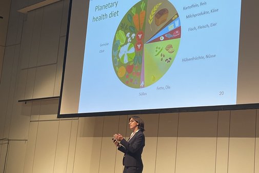 NDR-Ernährungs-Doc Dr. Silja Schäfer auf der Bühne