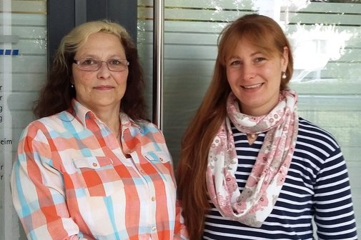 Aufnahme von VdK-Juristin Lena Getrost mit Büroleiterin Petra Bischoff vor der VdK-Beratungsstelle in Pforzheim